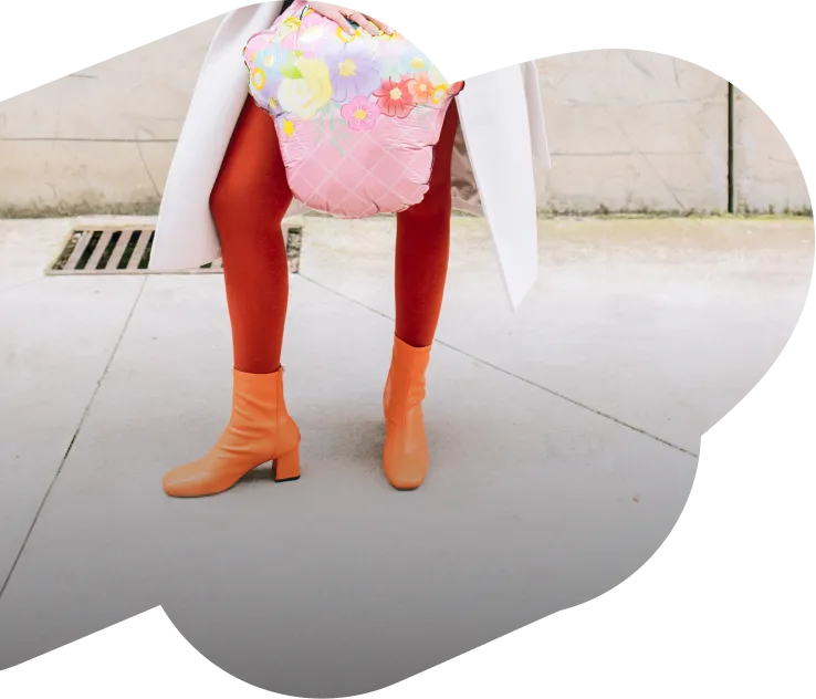 Personne en tenue colorée sautant au-dessus d’une éclaboussure