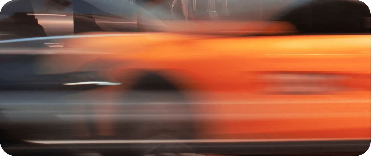 Voiture roulant de nuit, lumières floues
